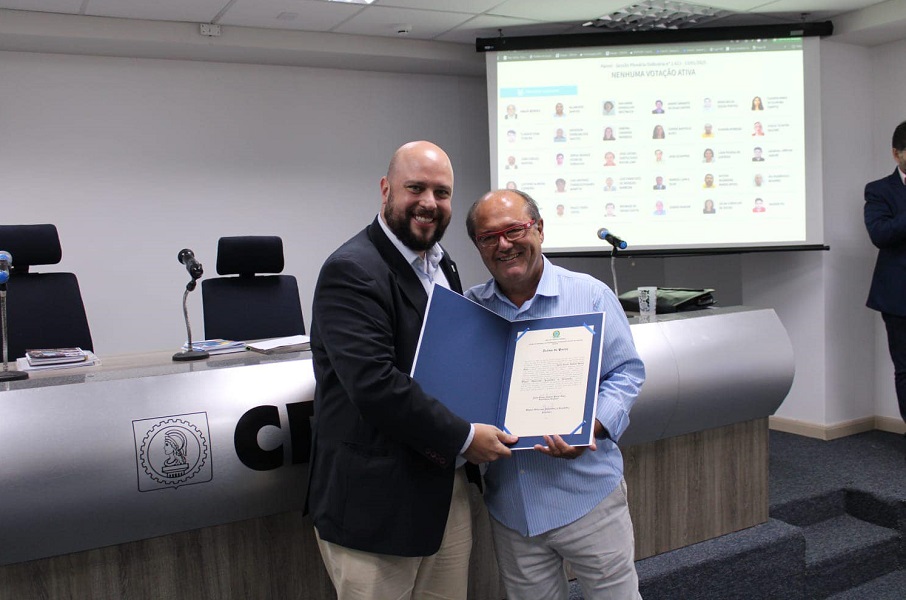 Diretor do UGB é empossado como conselheiro do CREA-RJ