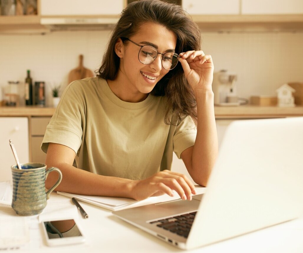 young-cute-female-posing-indoor_344912-957 (1)